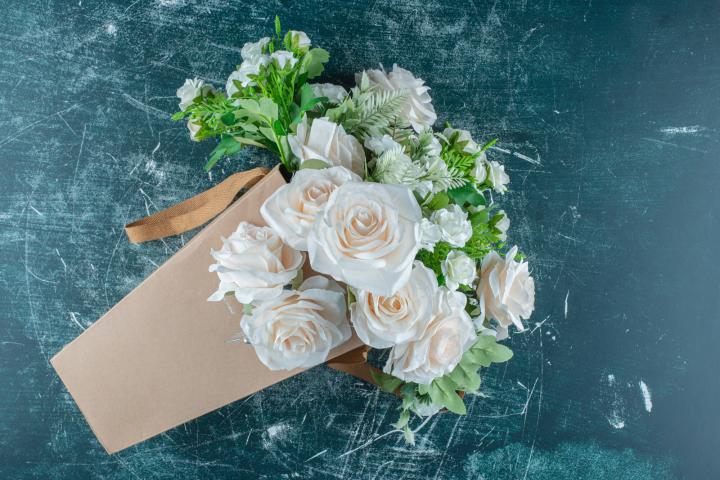 Что означают белые розы и хризантемы в букете?